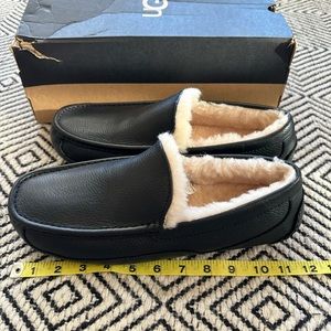 Men’s Ugg M Ascot black slippers. Size 11. Length 12 inches. EUC, only tried on.